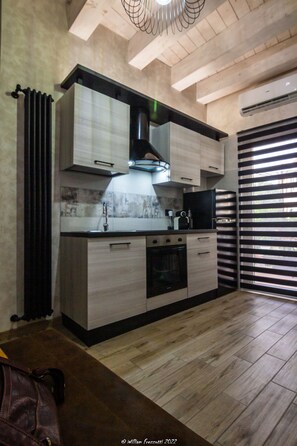 Kühlschrank, Mikrowelle, Ofen, Herdplatte