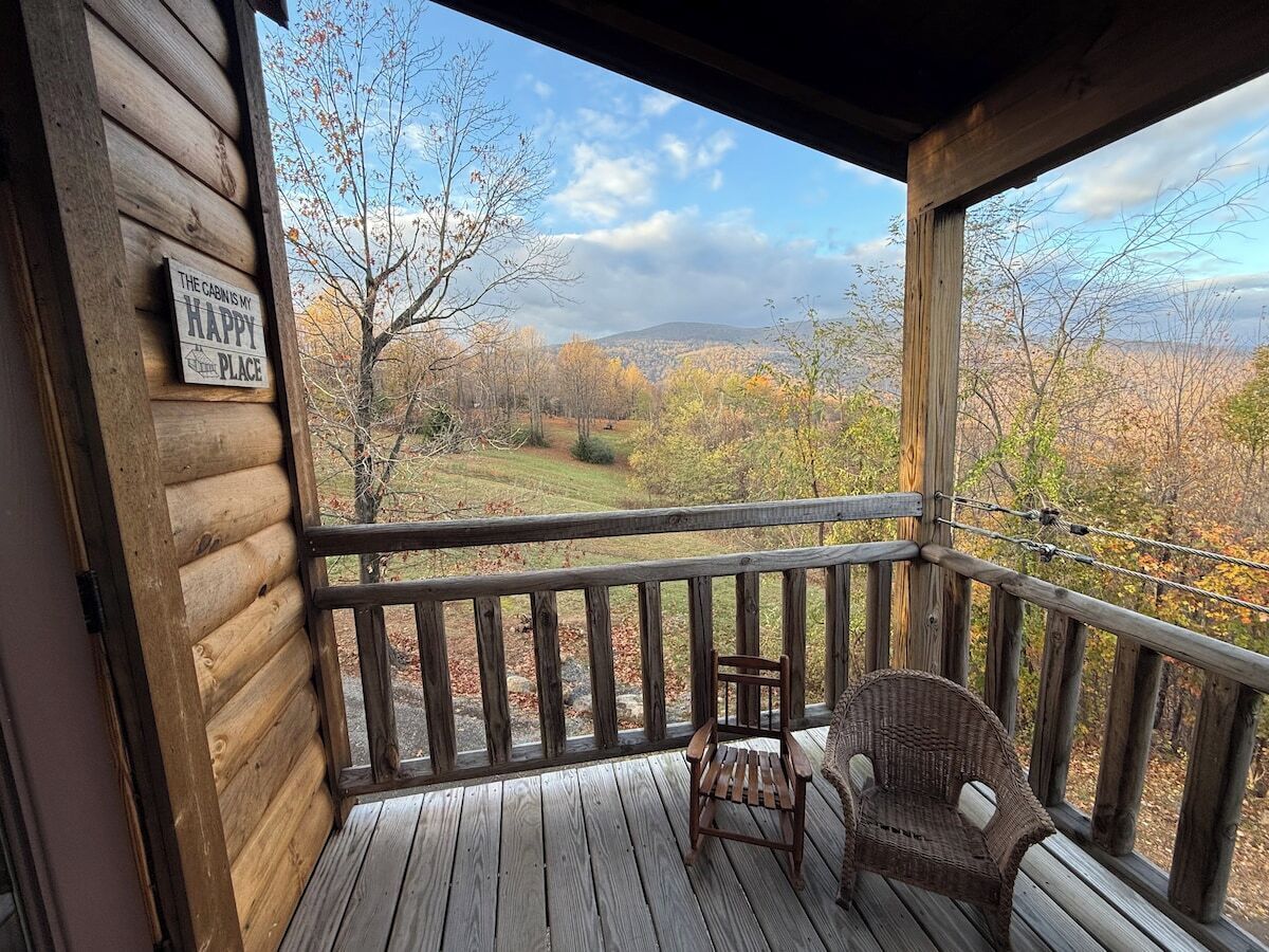 Une cabane en bois avec une véranda, une chaise et une pancarte indiquant : « Cette cabane est mon havre de paix. »