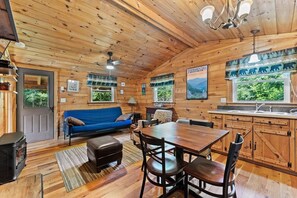 テレビ、暖炉、DVD プレーヤー