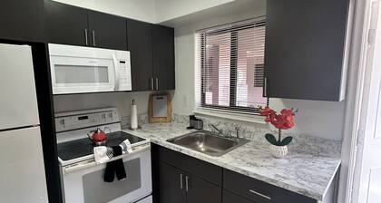 Cozy apartment in Hollywood. Ideal Location Near Beach, Shops, and Highways