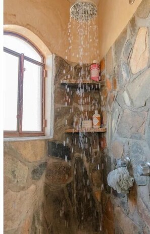 Shower, towels, soap, shampoo - Whale Castle (Todos Santos)