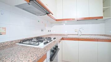 Fridge, oven, stovetop, cookware/dishes/utensils