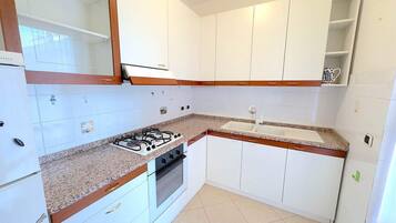 Réfrigérateur, four, plaque de cuisson