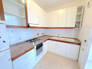 Fridge, oven, stovetop, cookware/dishes/utensils - Casa Grimaldi Lavagna (Lavagna)