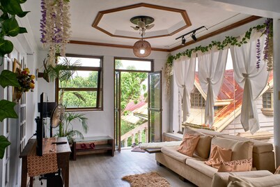 Villa in near Picnic Groove Tagaytay with Pool & Roof Deck Taal View