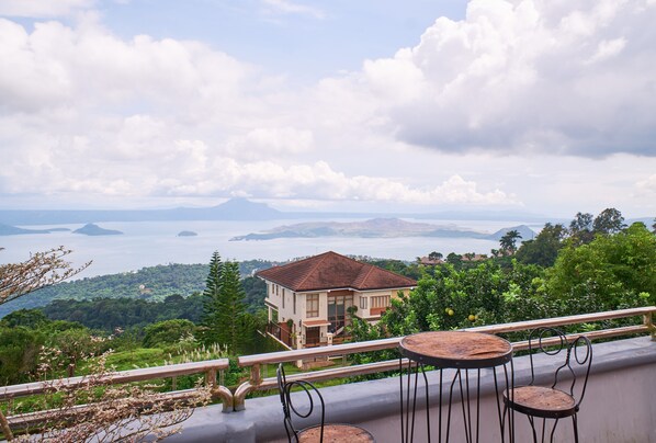 Outdoor dining - Villa in near Picnic Groove Tagaytay with Pool & Roof Deck Taal View (Tagaytay)