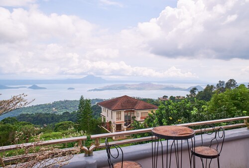 Villa in near Picnic Groove Tagaytay with Pool & Roof Deck Taal View