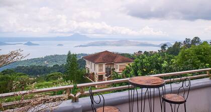 Villa in near Picnic Groove Tagaytay with Pool & Roof Deck Taal View