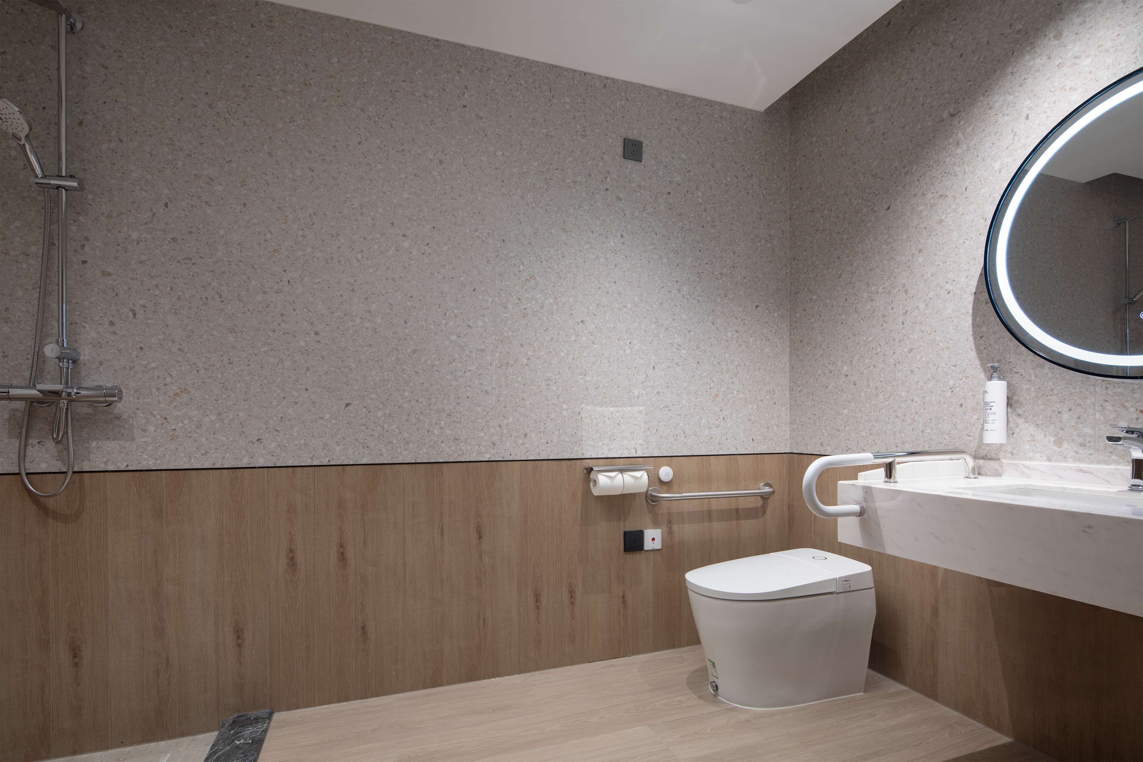 Ein modernes Badezimmer mit Dusche, Toilette und Waschbecken.