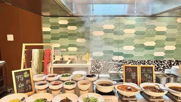 Daily buffet breakfast (CNY 78 per person)