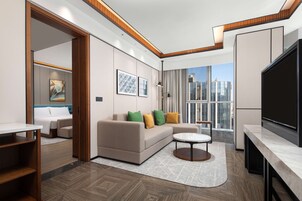 豪华套房 | 起居区 | 55-英寸LED 电视（配备有线频道）