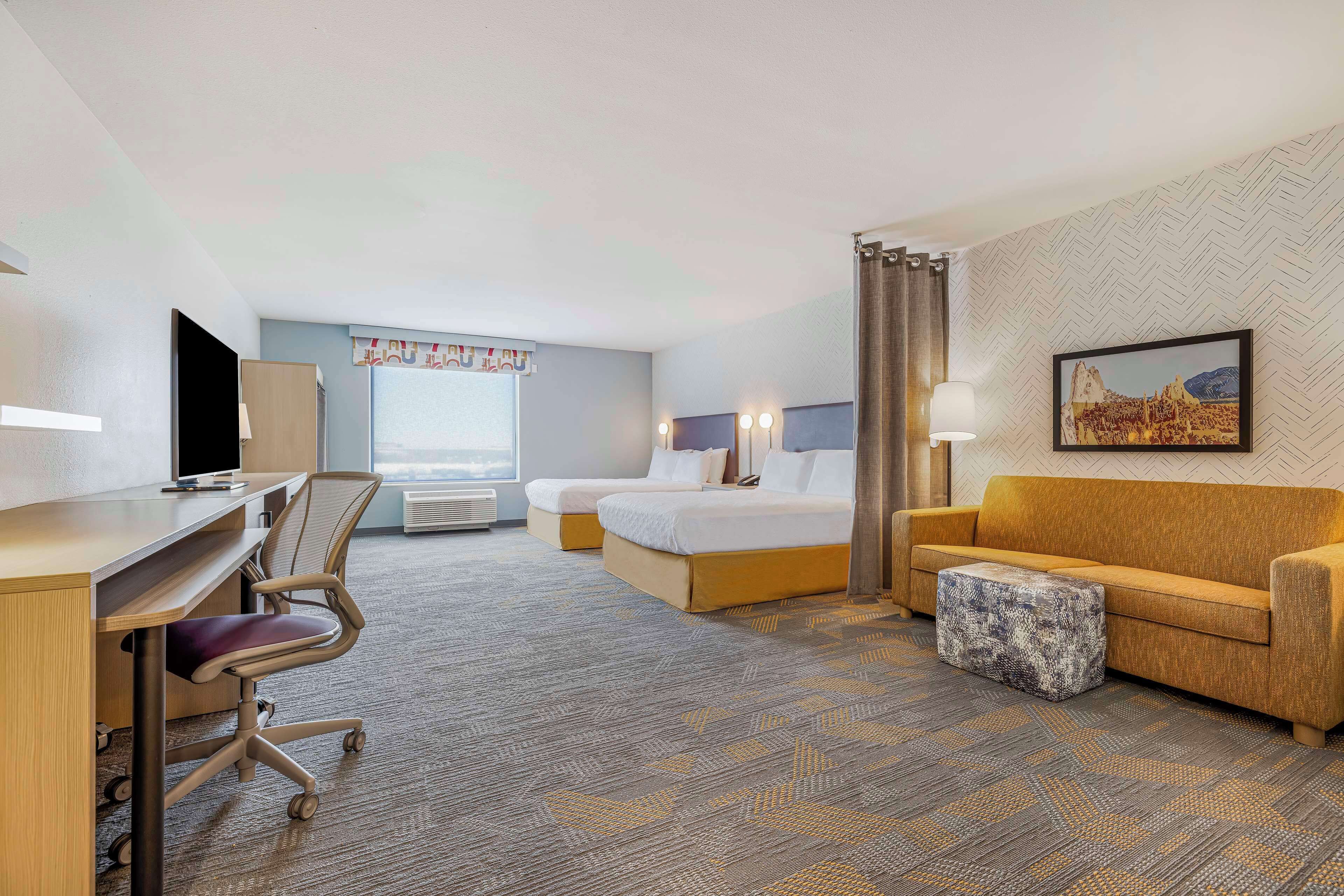 防过敏的被褥、办公桌、笔记本电脑工作区、遮光窗帘