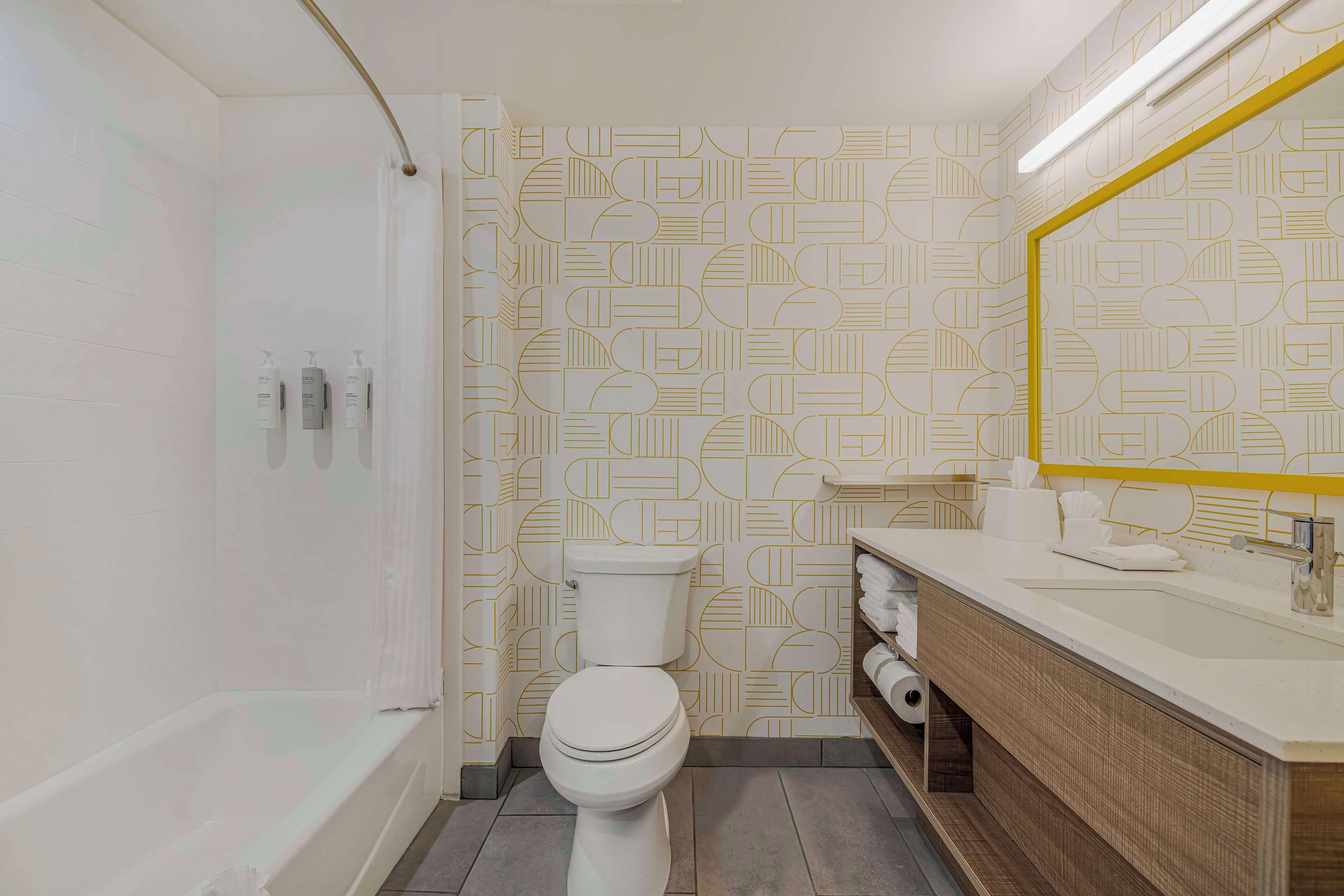 Ein modernes Badezimmer mit Toilette, Dusche und Waschbecken.