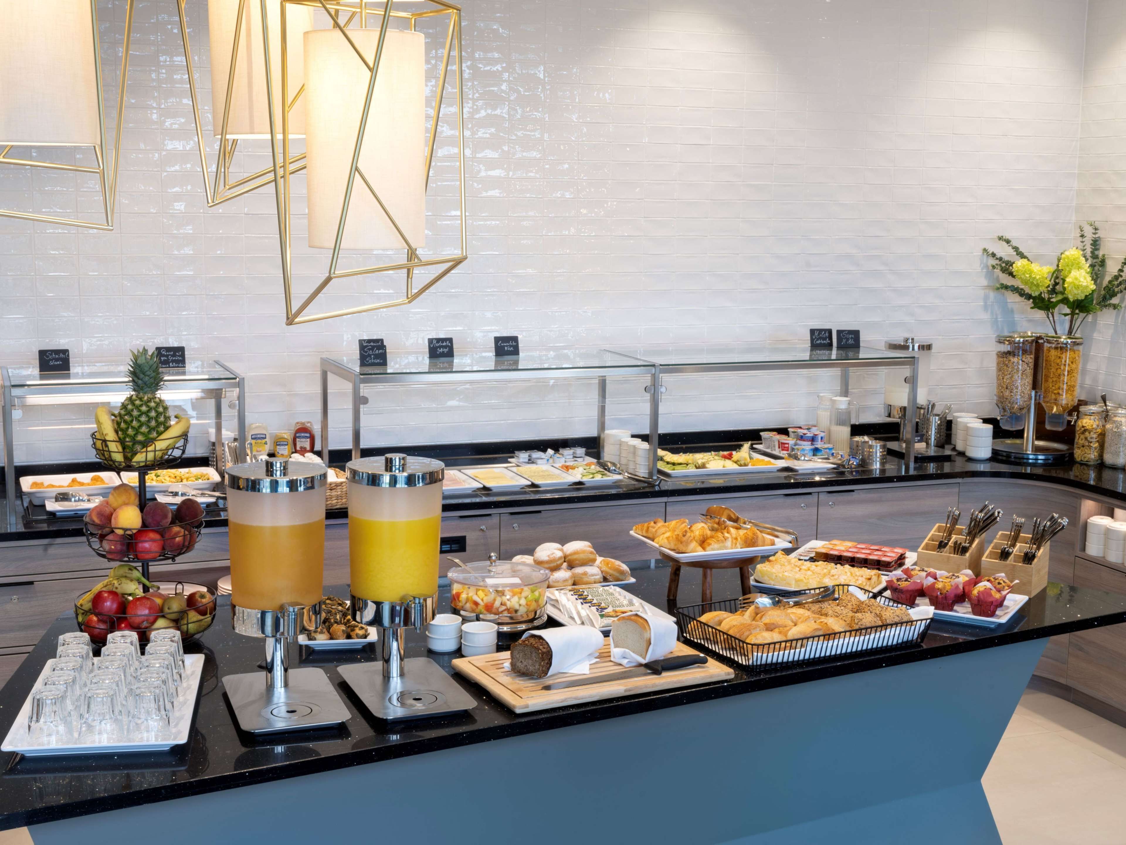 Café da manhã com buffet grátis todos os dias