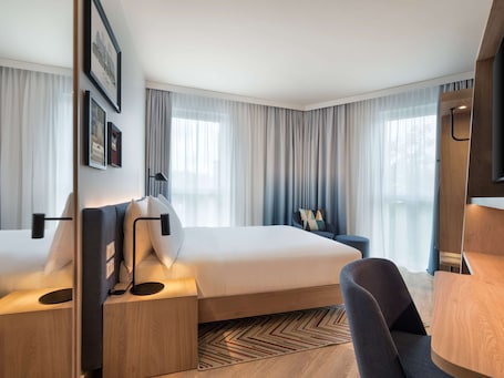 Room, 1 Queen Bed | In-room safe, blackout drapes, iron/ironing board, free WiFi. Hampton By Hilton Celle