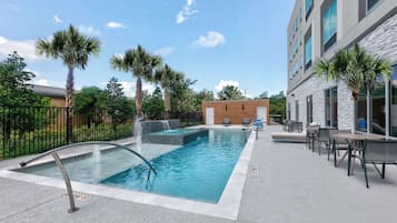 Una piscina al aire libre de temporada