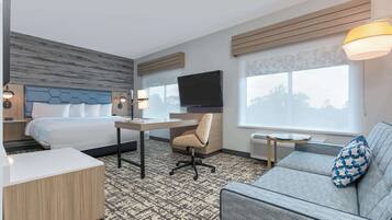 Estúdio, 1 cama King, geladeira e micro-ondas (Wet bar) | Roupas de cama premium, camas com colchões pillow-top, escrivaninha