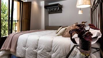 1 slaapkamer, een bureau, een strijkplank/strijkijzer, reisbedje