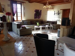 Téléviseur, table de ping-pong, chaîne audio