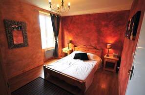 7 habitaciones, escritorio y tabla de planchar con plancha 