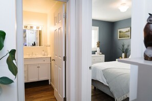 2 عدّة غرف نوم ومكواة/لوح كي وواي فاي مجانًا وملاءات أسرّة