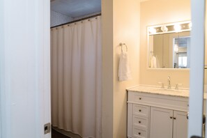 مجففات شعر، مناشف، صابون، شامبو