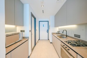 Design Studio | Private kitchen | Fridge, microwave, oven, dishwasher - Stylish Retreat in Business Bay (Dubai)