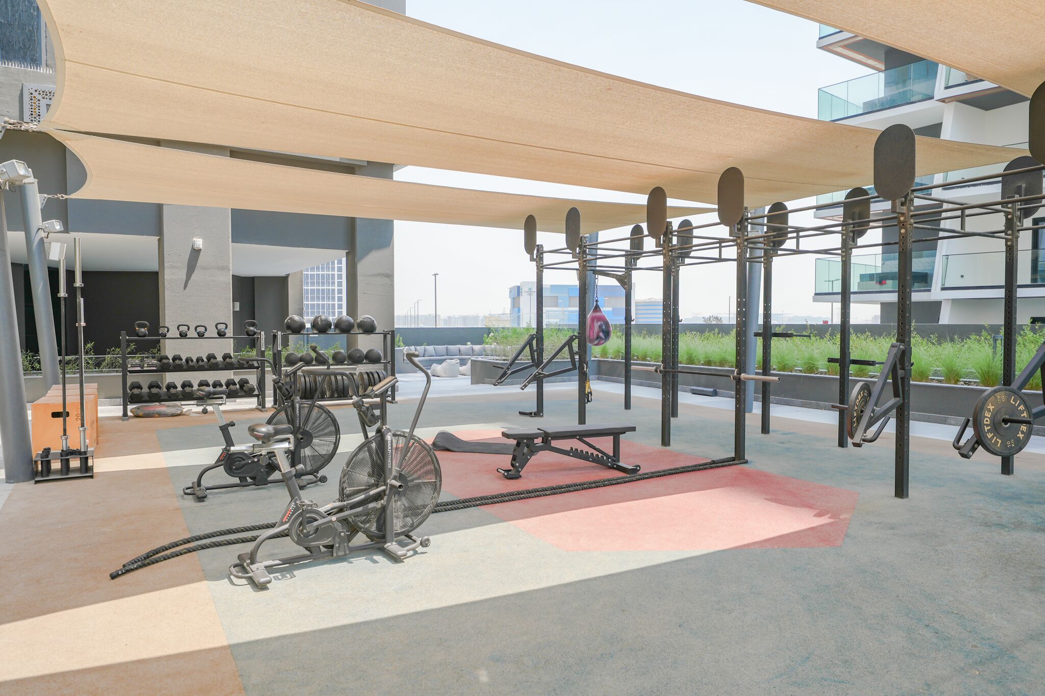 Une salle de sport moderne équipée de divers appareils d’exercice, notamment des tapis de course, des vélos d’appartement et des appareils de musculation.