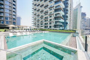 Outdoor pool - Stylish Retreat in Business Bay (Dubai)