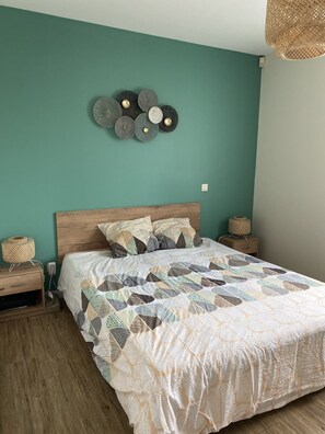 4 habitaciones, tabla de planchar con plancha, wifi y ropa de cama