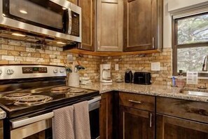 Fridge, microwave, oven, stovetop - Fallen Tree Lodge (Lake George)