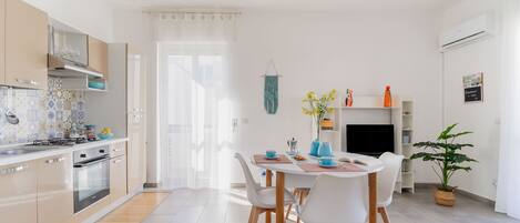 Fridge, oven, stovetop, coffee/tea maker