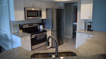 Een koelkast, een microgolfoven, een oven, een kookplaat