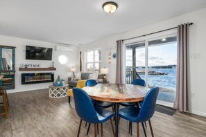 Smart TV, fireplace - The Ocean Pearl Cottage (East Pennant)