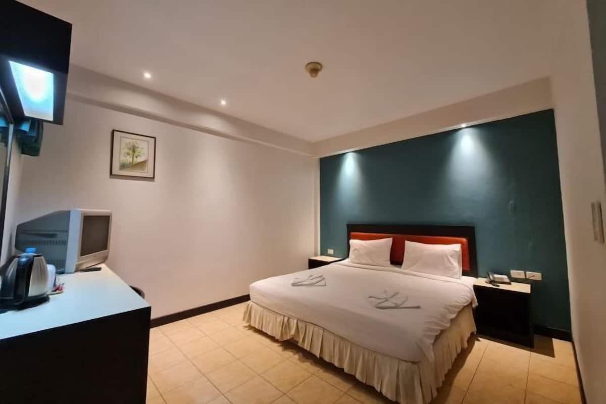 Minibar, in-room safe, individually furnished, desk