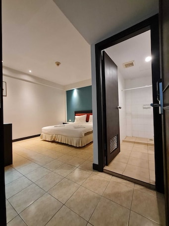 Standard Double or Twin Room | Bathroom | Shower, rainfall showerhead, hair dryer, towels