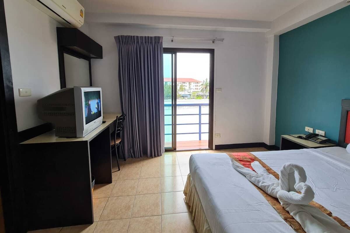 Deluxe Double or Twin Room | Living area | 20-cm LCD TV with cable channels