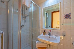 Panorama kamer, uitzicht op zee | Badkamer | Gratis toiletartikelen, een haardroger