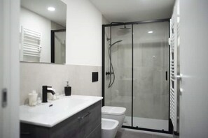Regadera, secadora de cabello, bidet, toallas 