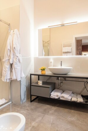 Executive Triple Room | Bathroom | Shower, rainfall showerhead, hair dryer, slippers - Adelaide Suite Dreams (Rome)
