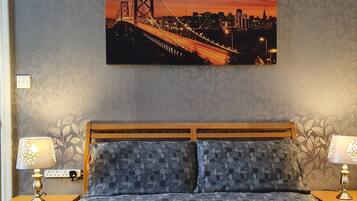 Double Room | 1 bedroom, individually decorated, individually furnished, desk