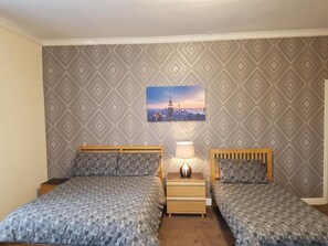 Yksilöllisesti sisustettu, yksilöllisesti kalustettu, työpöytä