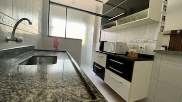 Perushuoneisto | Yksityinen keittiö | Jääkaappi, uuni, keittoastiat/astiat/ruokailuvälineet