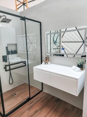 Towels, soap, shampoo, toilet paper