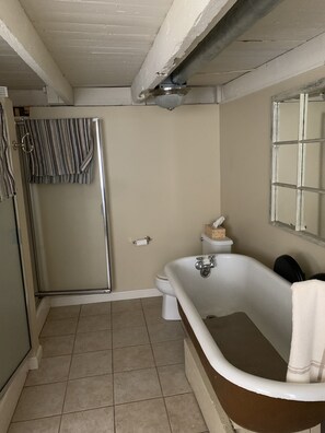 Douche, serviettes fournies, savon, shampoing