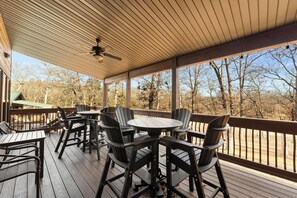 Outdoor dining - Lakefront Getaway | Sleeps 13 | Hot Tub + Slip (Branson)
