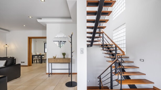 A modern living room with a staircase, a dining area, and a large window. - Til Home by Homie in Funchal (Funchal)