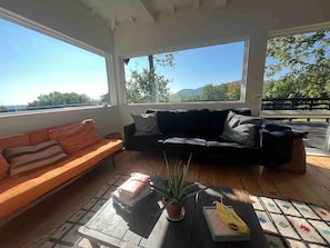 Living area - OMG Modern Country House wrap around deck beautiful sunrise walk to zoom flume. (East Durham)