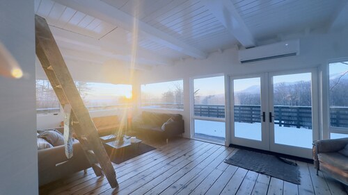  OMG Modern Country House wrap around deck beautiful sunrise walk to zoom flume.