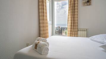 3 slaapkamers, een strijkplank/strijkijzer, gratis wifi, beddengoed